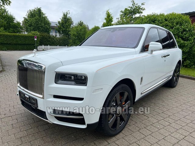Rental Rolls-Royce Cullinan White in Malaga